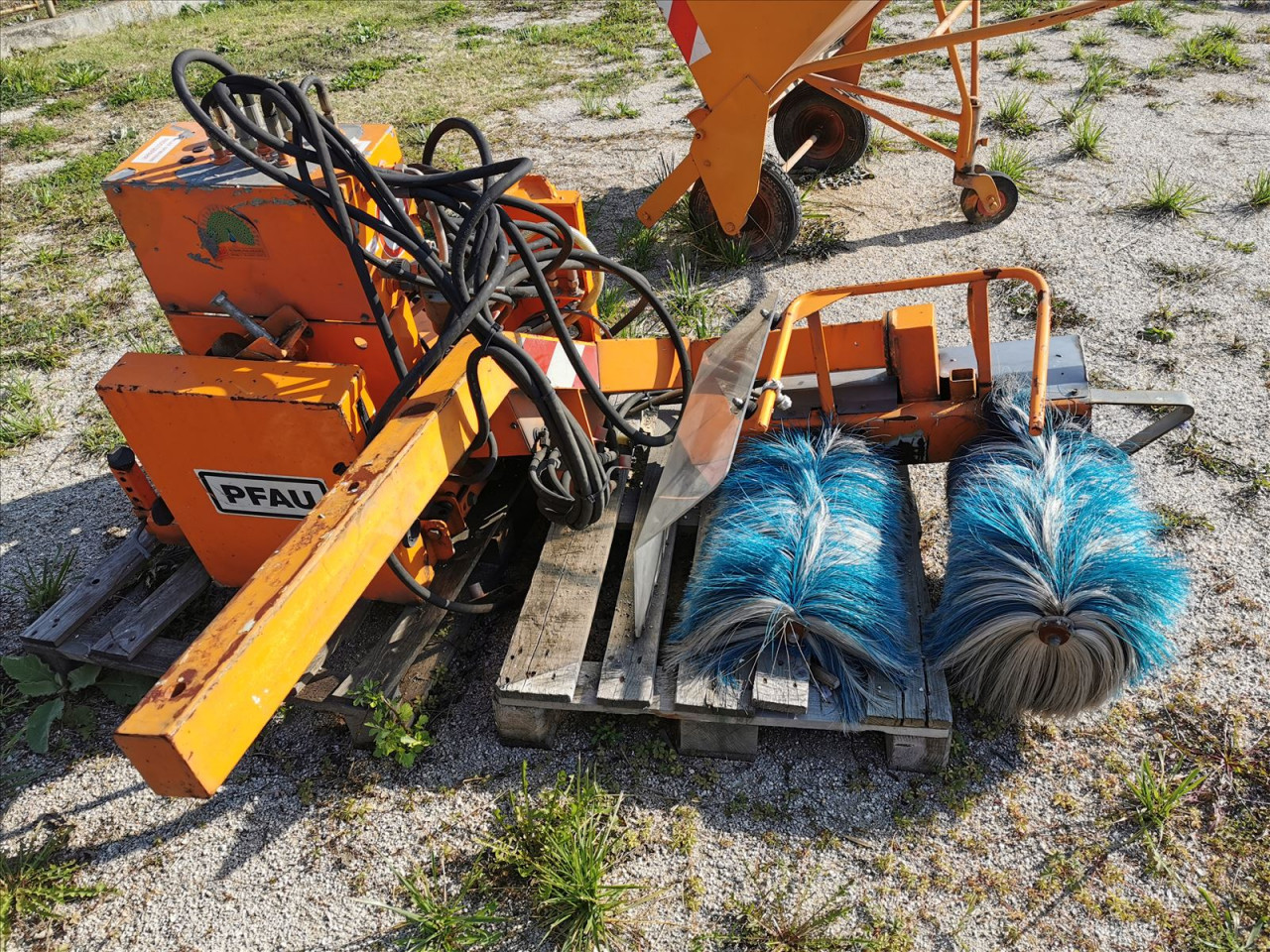 Pfau (228) - PERAČ DELINEATORA ZA UNIMOG