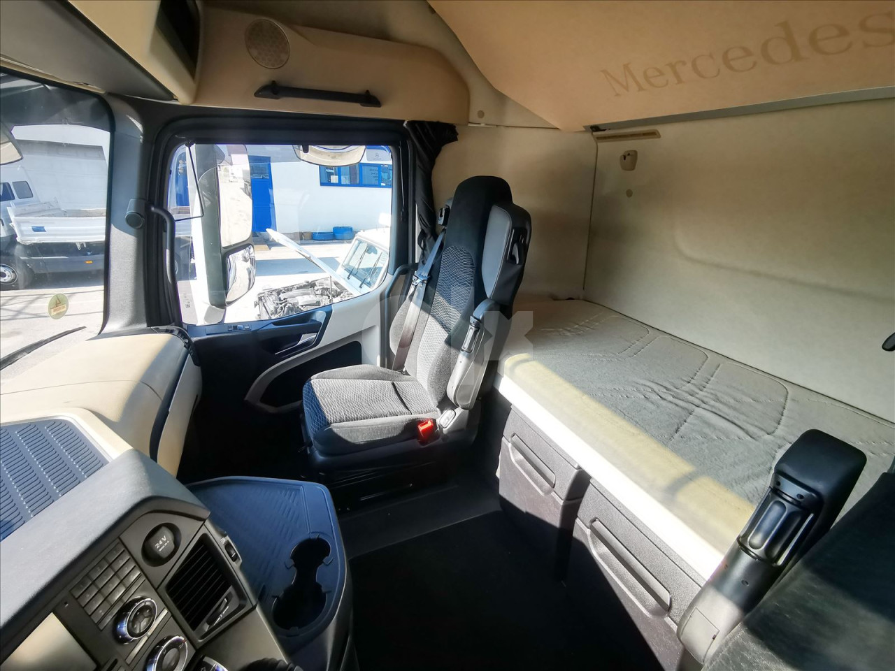 Mercedes-Benz Actros 1836 (407) - PRATEĆA / 2 OSOVINE