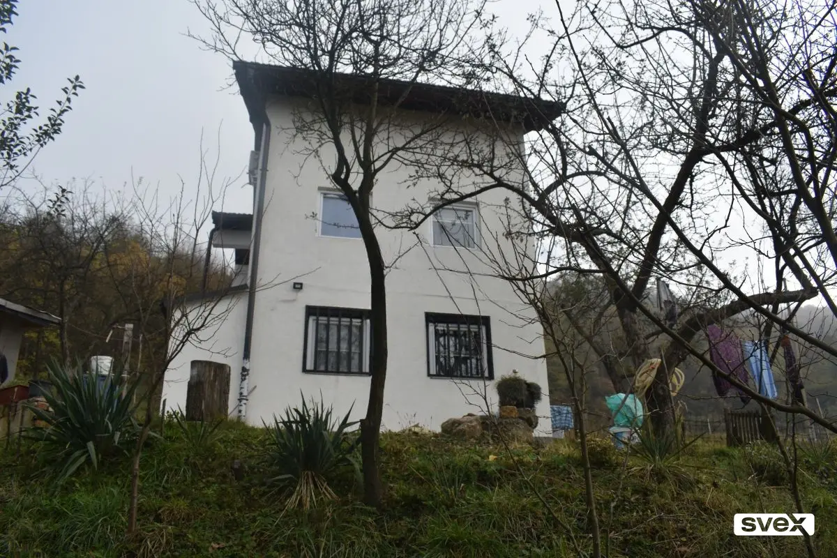 Kuća sa zemljištem u Donjoj Gračanici