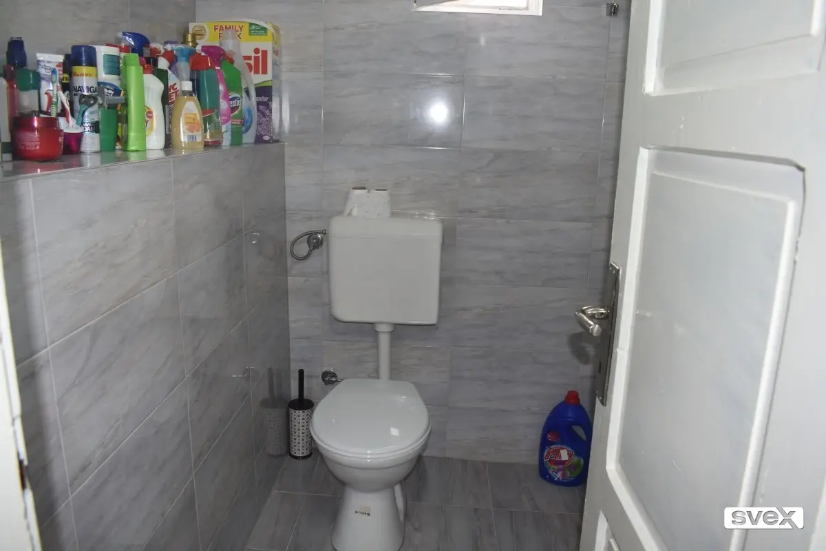 Kuća sa zemljištem u Donjoj Gračanici