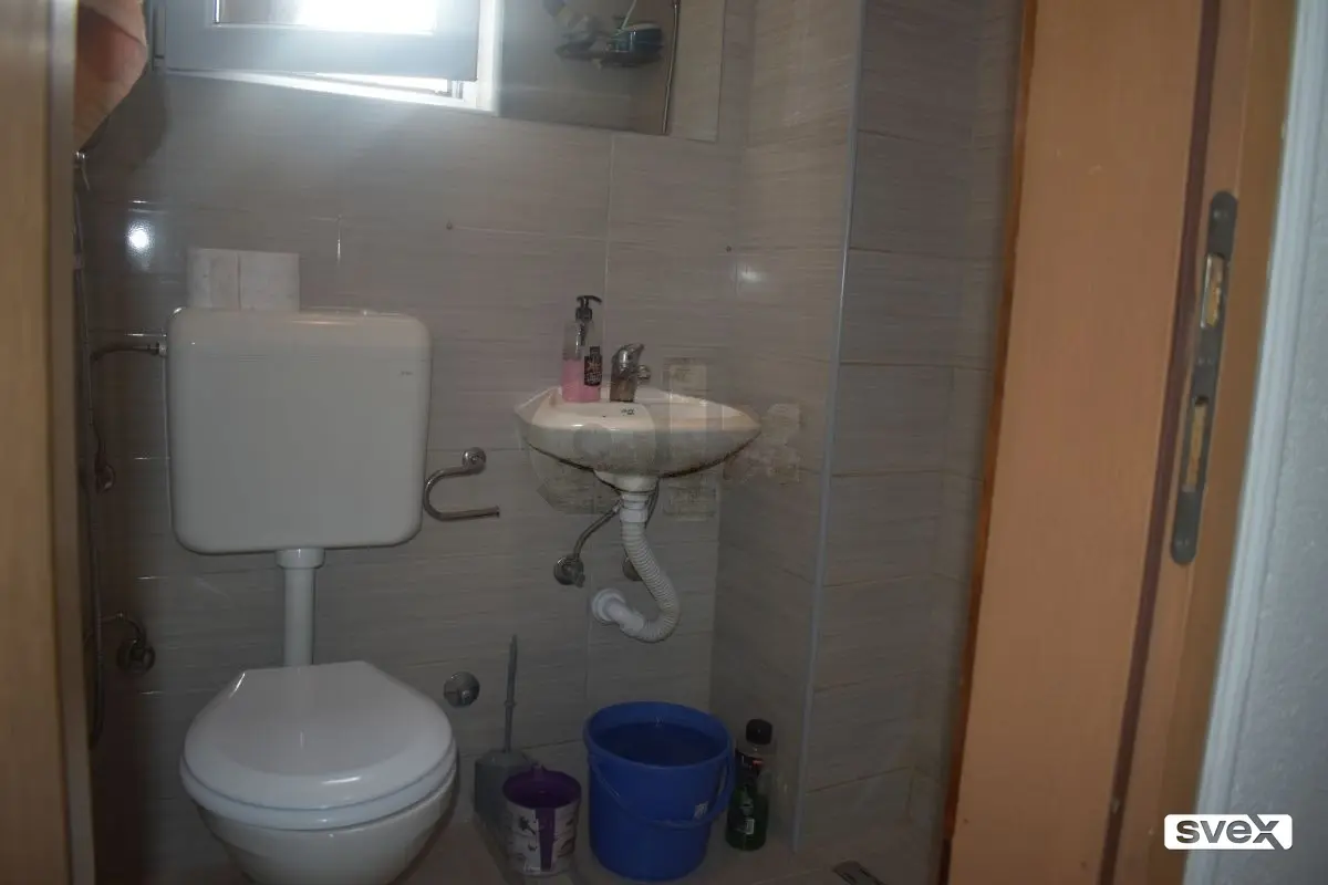 Kuća sa zemljištem u Donjoj Gračanici