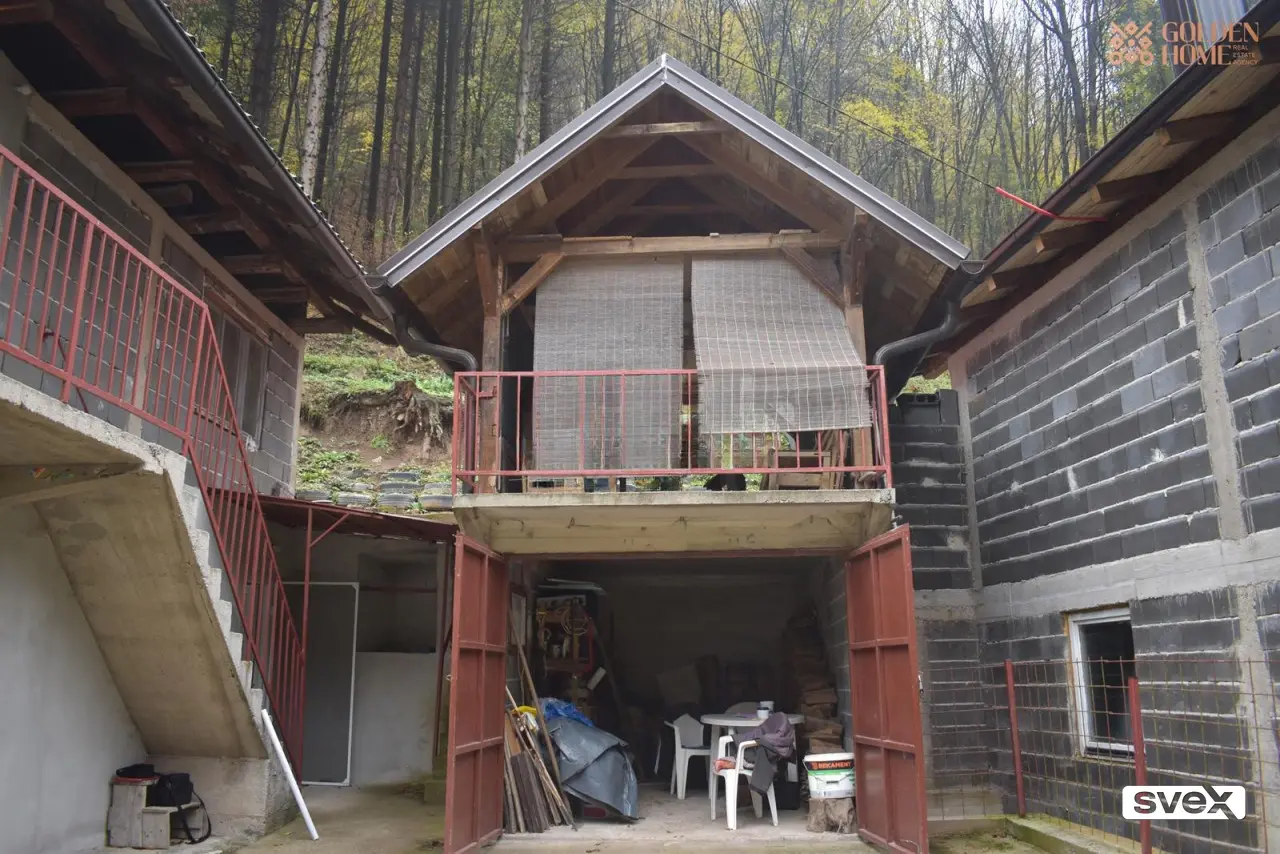 Vikendica i garaža u Sebujama, Zenica