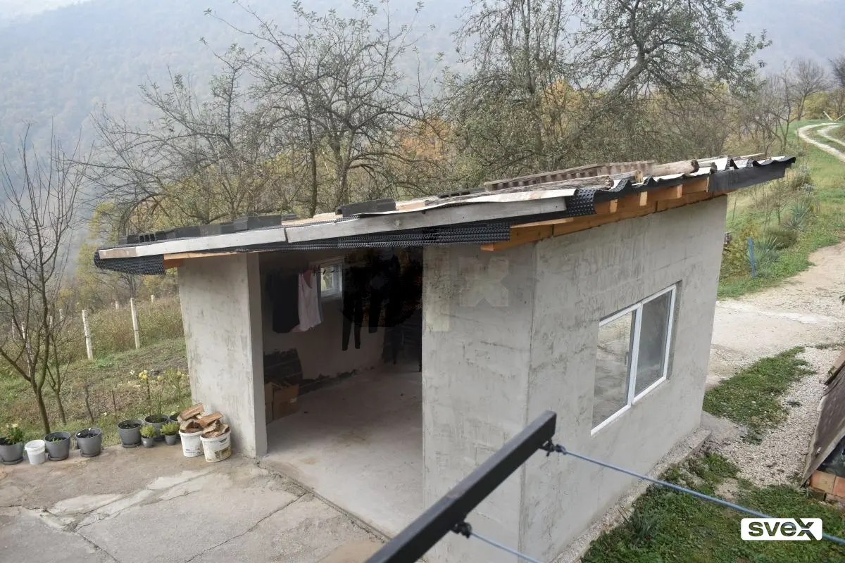Kuća sa zemljištem u Donjoj Gračanici
