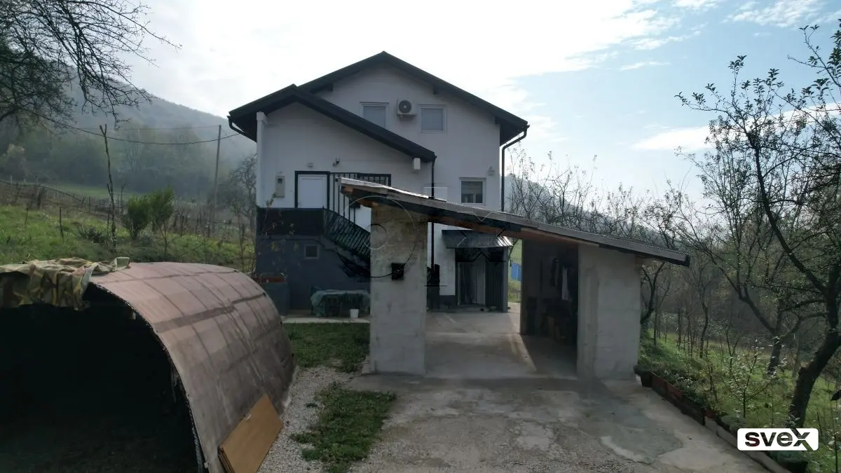 Kuća sa zemljištem u Donjoj Gračanici