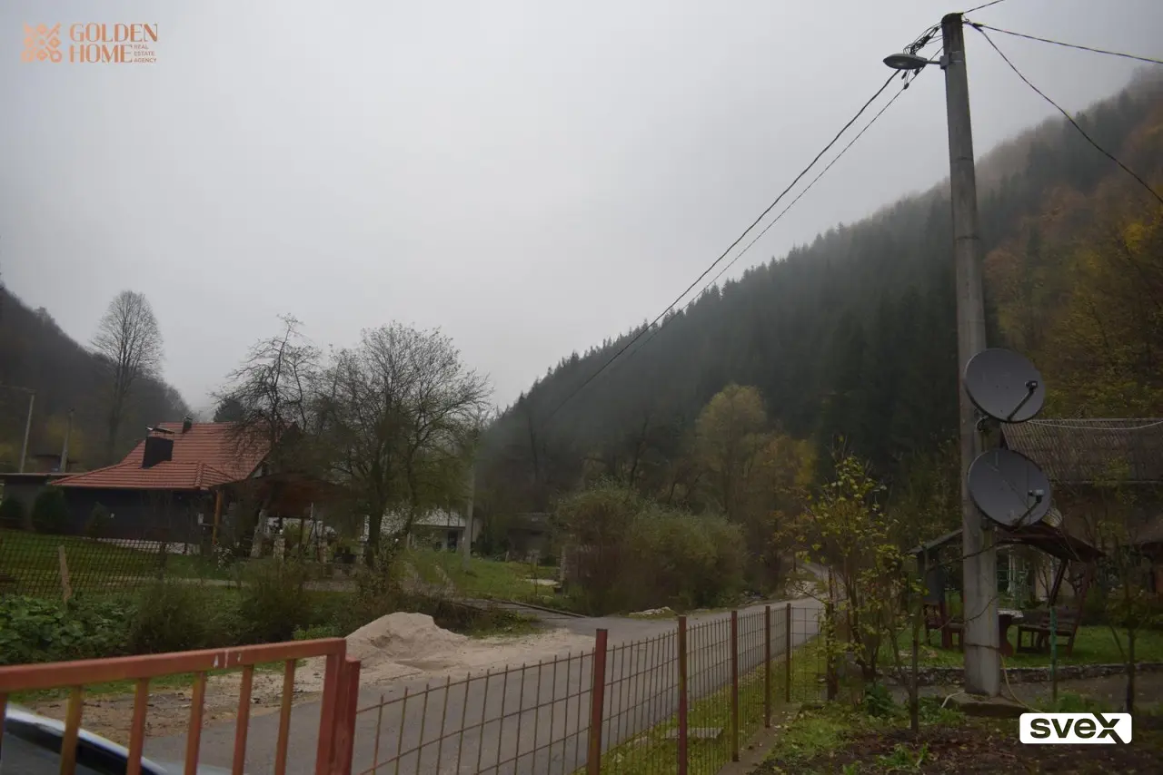 Vikendica i garaža u Sebujama, Zenica