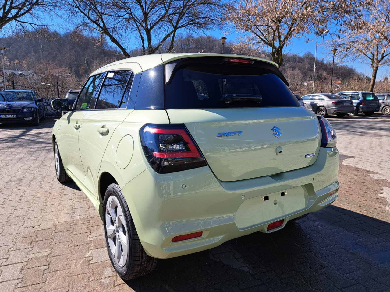 SUZUKI SWIFT (GL+,MT)-AC BERLIJETA VISOKO-032/731-580