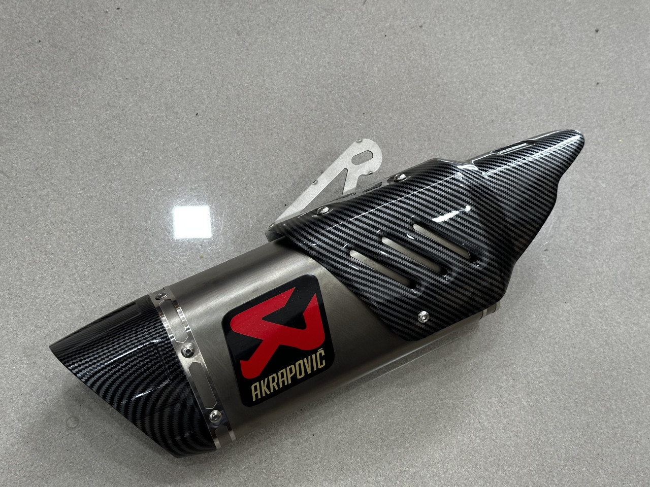 Akrapovic Auspuh Carbon 46CM + redukcija