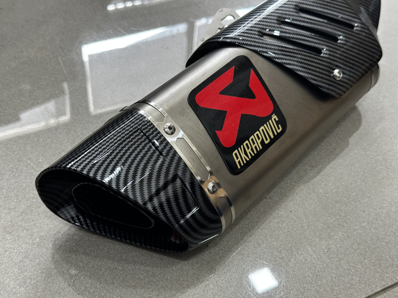 Akrapovic Auspuh Carbon 46CM + redukcija