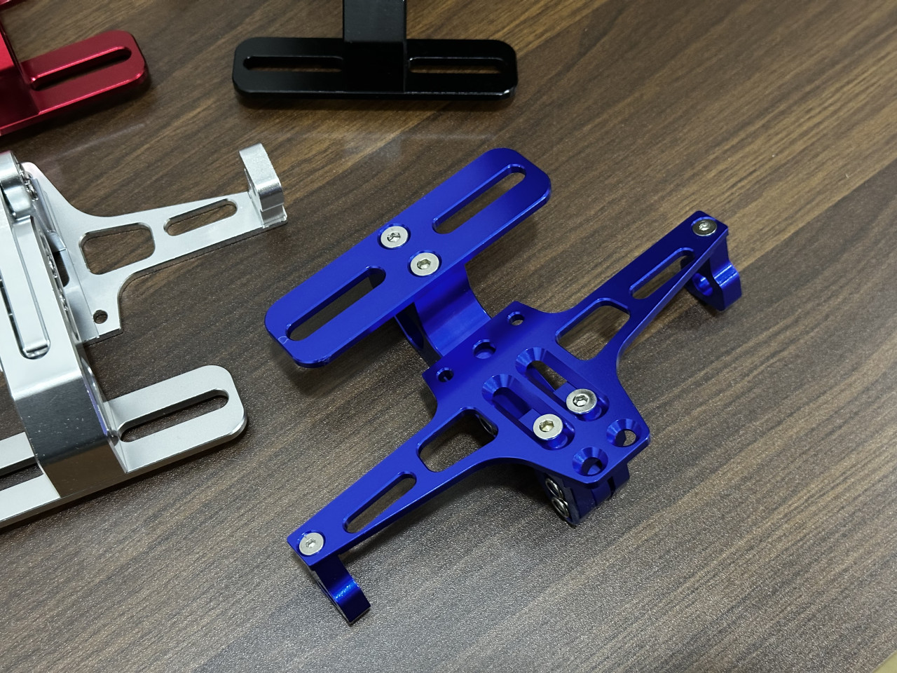 Nosac tablice za motor led svjetlo CNC preklopni alu univerzalni