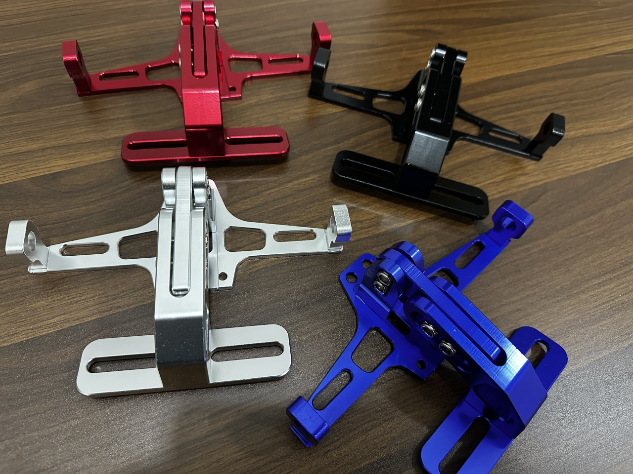 Nosac tablice za motor led svjetlo CNC preklopni alu univerzalni