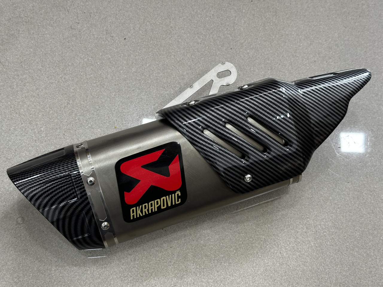 Akrapovic Auspuh Carbon 46CM + redukcija