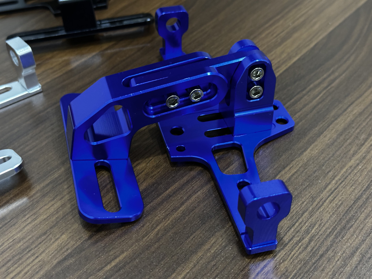 Nosac tablice za motor led svjetlo CNC preklopni alu univerzalni