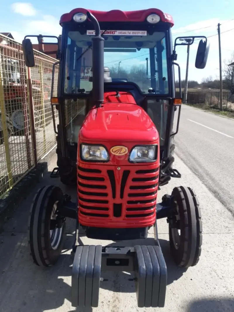 Traktori MAHINDRA