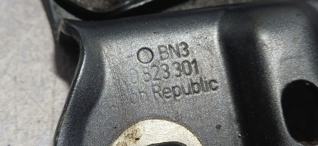 DIJELOVI SKARE OD HAUBE SKODA SUPERB > 15-19 2.0 8V0823301