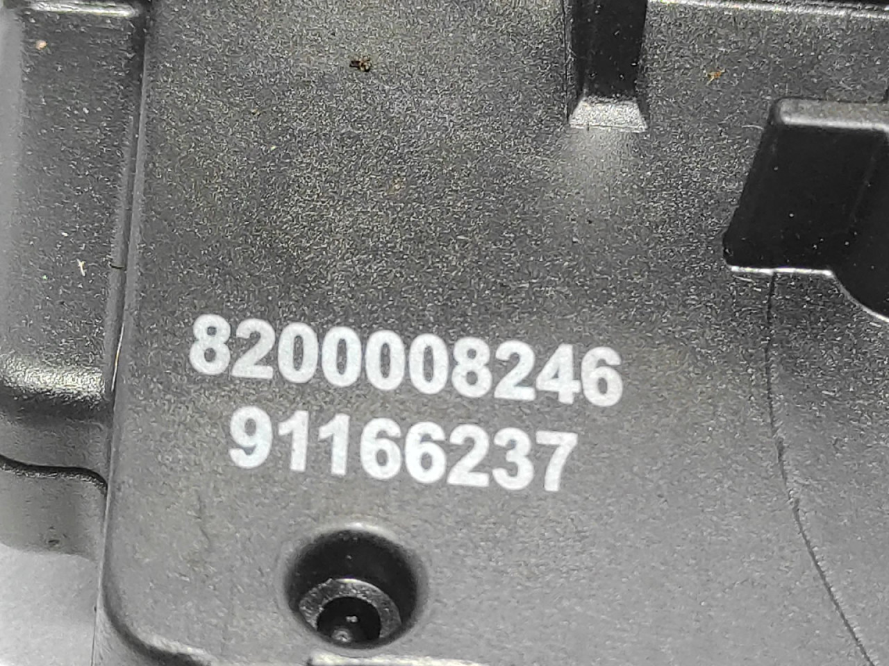 BRAVA VRATA OPEL VIVARO > 07-14 8200008246