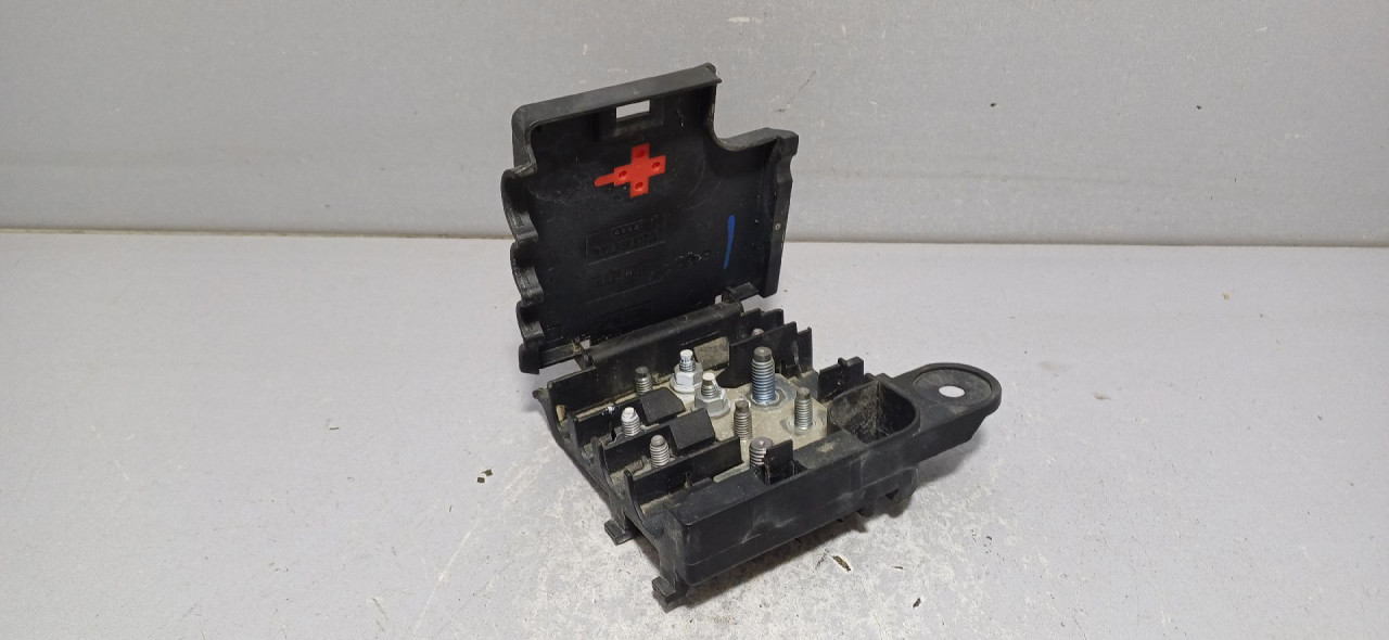 DIJELOVI KLEMA AUDI A4 (B8) > 12-15 8K0937517B