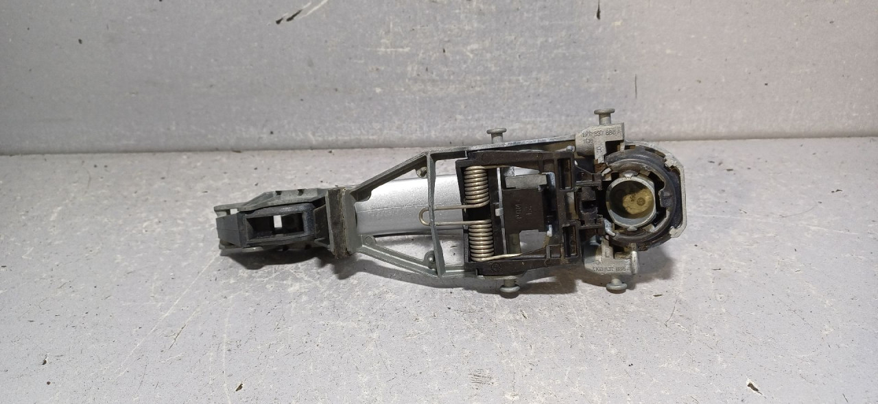 DIJELOVI RUCKA VRATA VW GOLF 5 > 03-08 1K0837885A