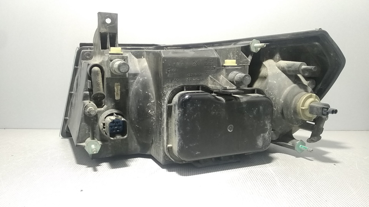 DIJELOVI FAR FORD TRANSIT > 00-06 YC1X13008