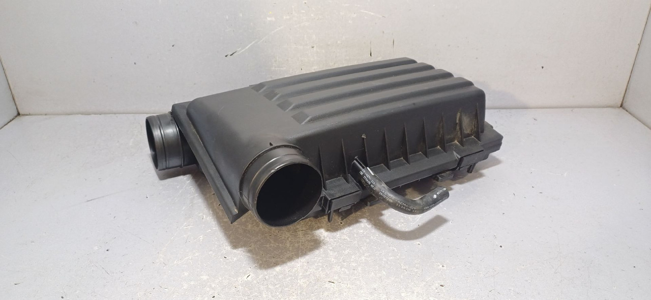 KUCISTE FILTERA ZRAKA SEAT LEON > 13-16 04E129611G