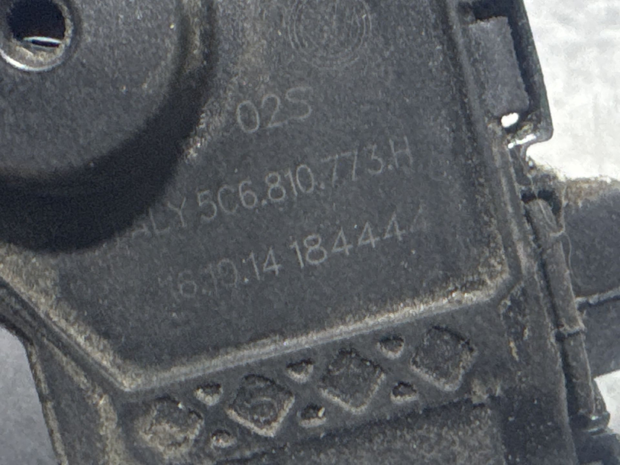 MOTORIC POKLOPCA REZERVOARA VW GOLF 7 > 12-16 5C6810773