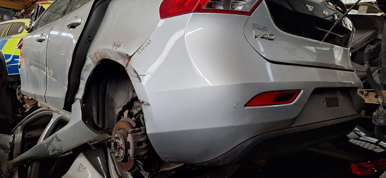 DIJELOVI BRANIK VOLVO V40 > 12-16 39820426