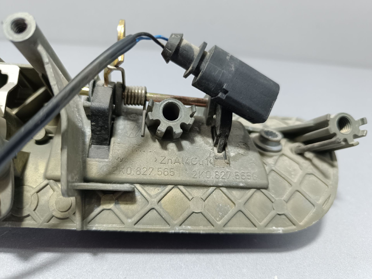 DIJELOVI RUCKA GEPEKA VW CADDY > 03-10 2K0827565
