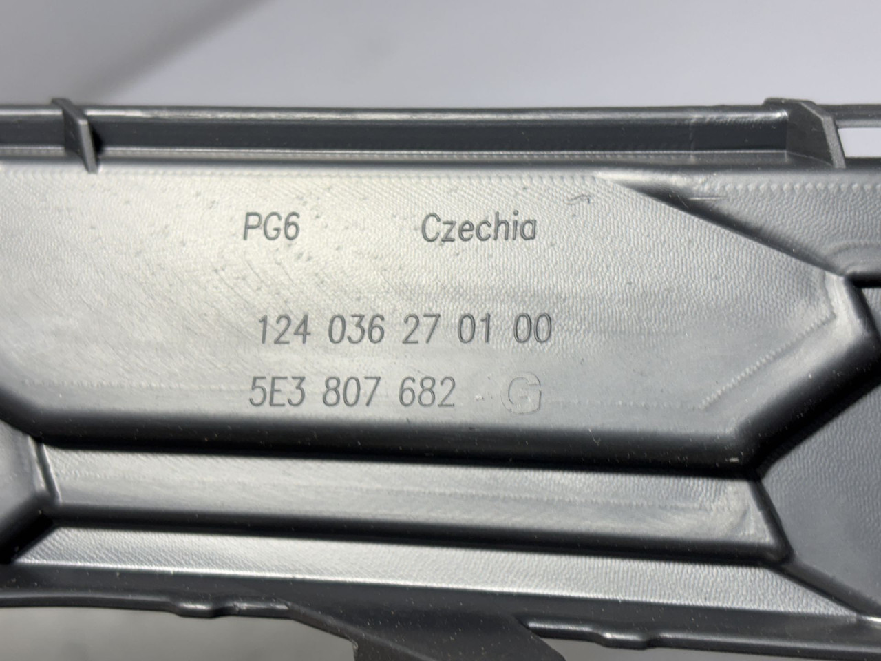 PLASTIKA BRANIKA SKODA OCTAVIA > 19- 5E3807682G