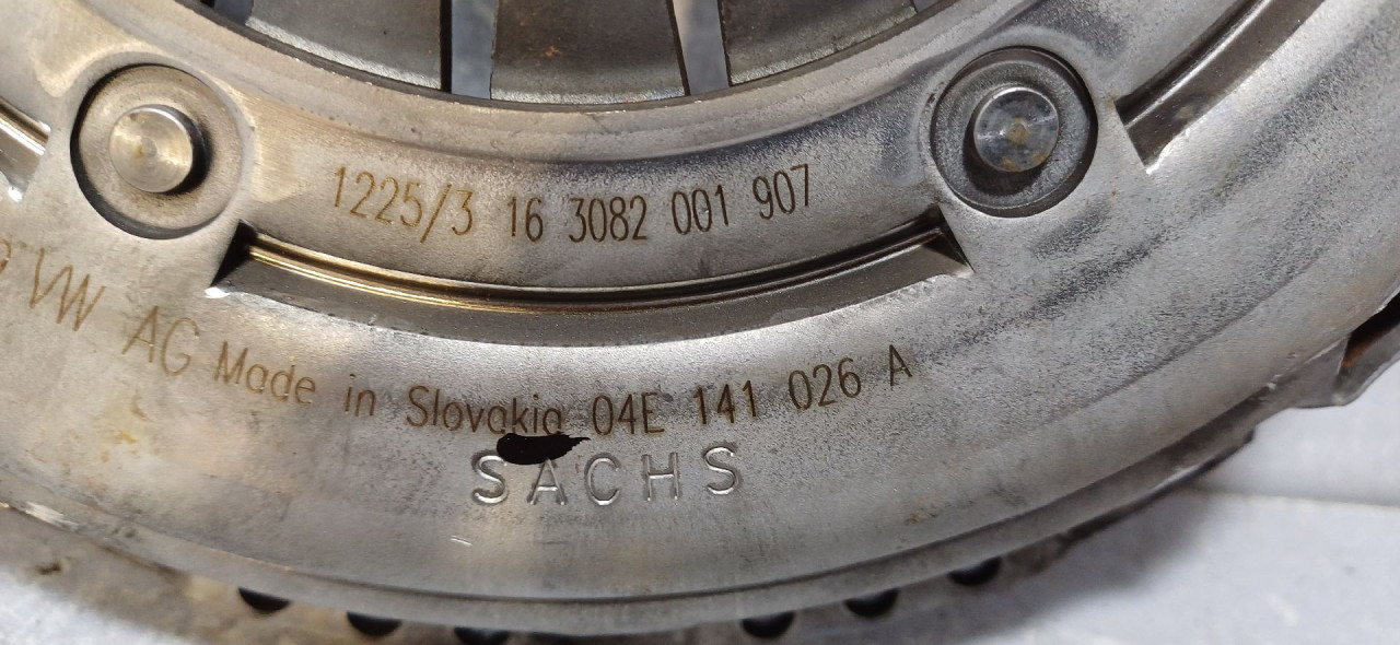 DIJELOVI KORPA VW GOLF 7 > 12-16 04E141026A