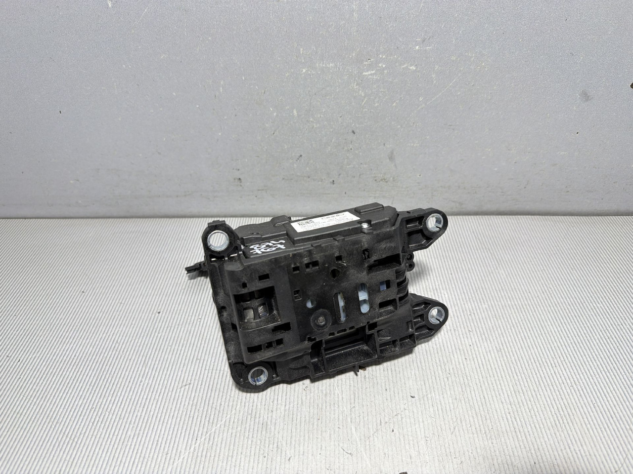 DIJELOVI SALTEBLA AUDI A4 (B9) > 19- 2.0 8W2713041N