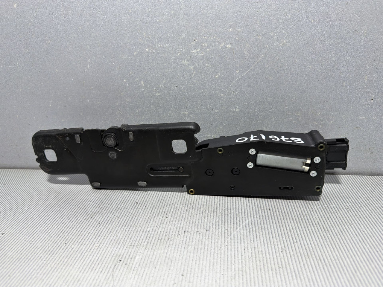 DIJELOVI BRAVA GEPEKA AUDI Q5 > 12-16 2.0 4F9827383G