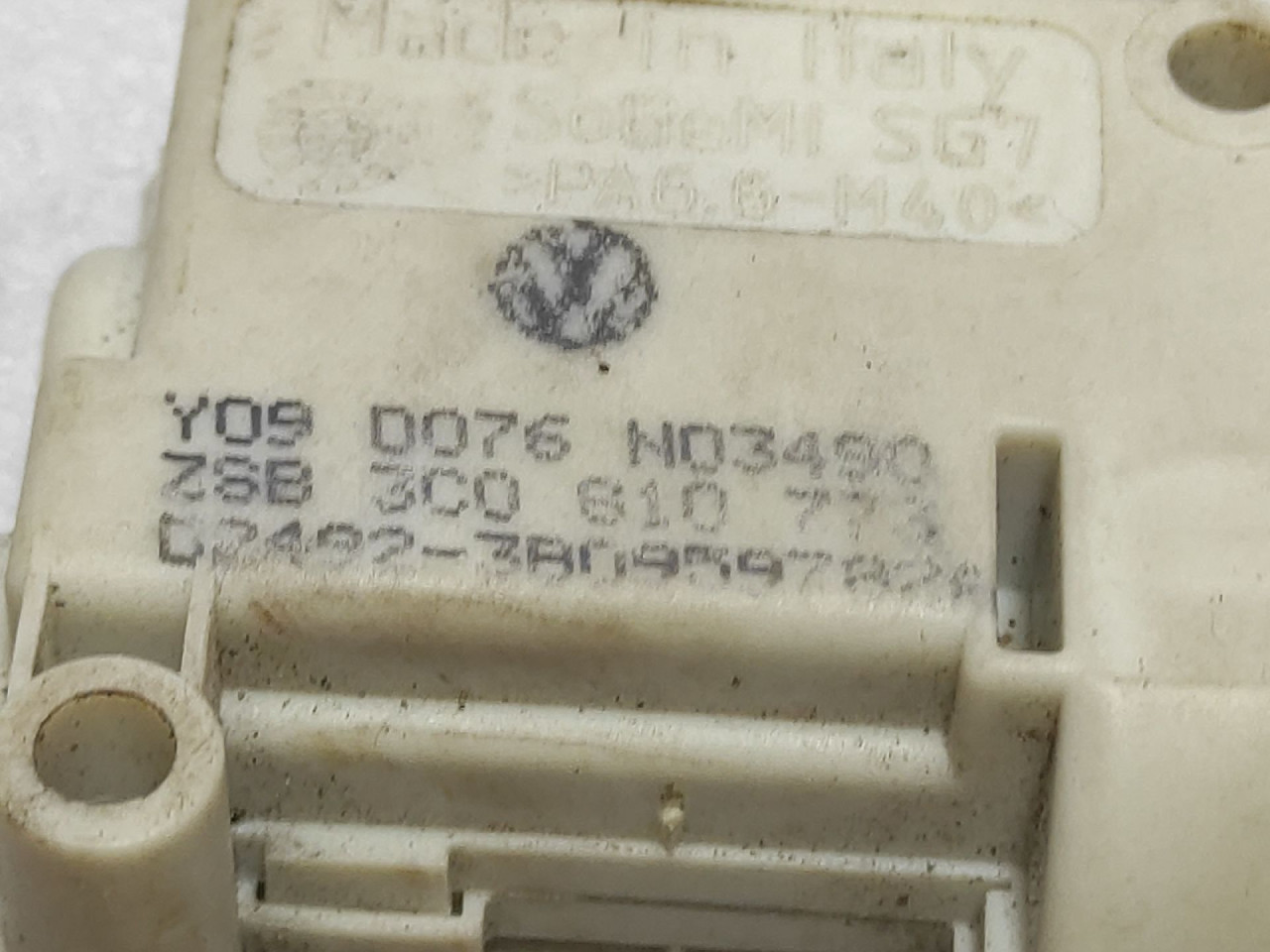 MOTORIC POKLOPCA REZERVOARA VW PASSAT B6 > 05-10 3C0810