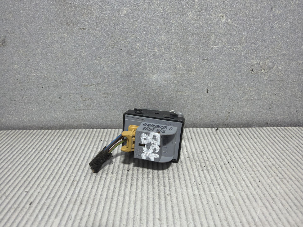 DIJELOVI PREKIDACI PROZORA AUDI Q3 > 11-15 2.0 4H0959855A