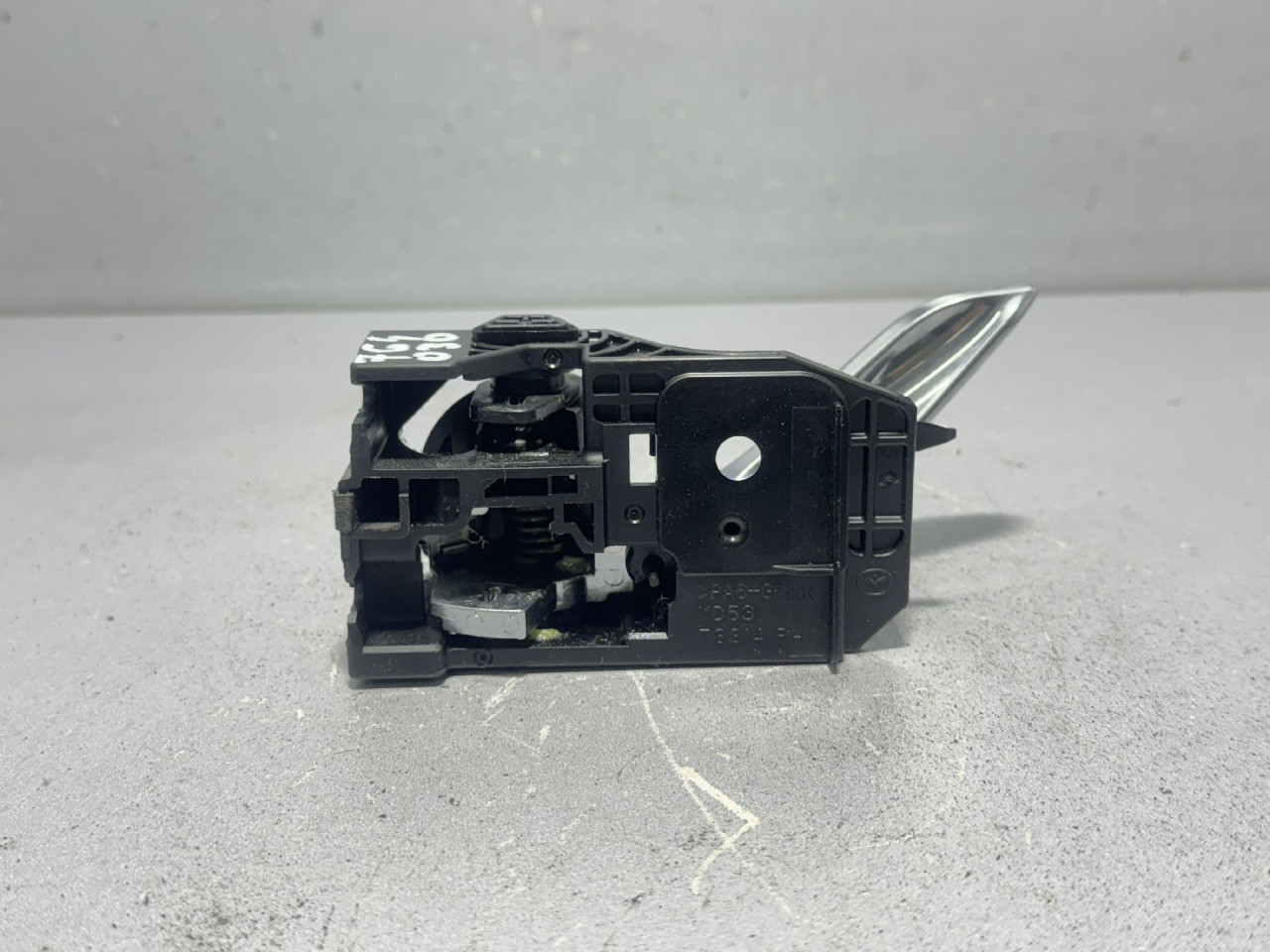 UNUTRASNJA RUCKA VRATA MAZDA CX5 > 12-15 KD53T8314