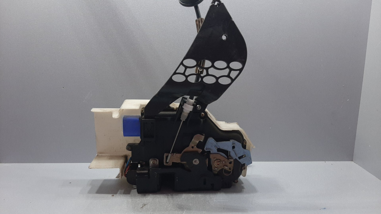 DIJELOVI BRAVA VRATA VW TOUAREG > 02-06 7L0839016