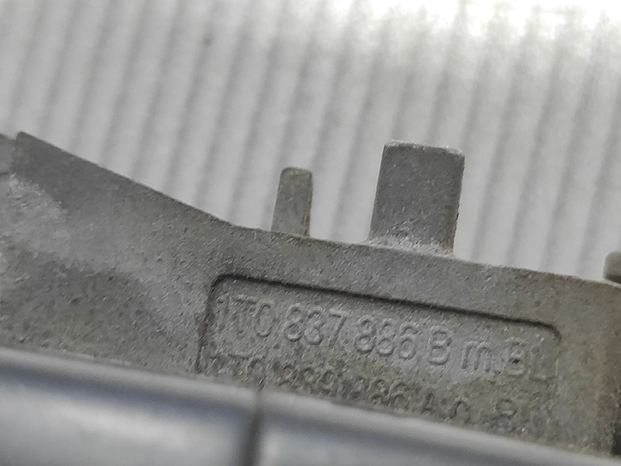 DIJELOVI RUCKA VRATA VW TOURAN > 10-15 1T0837886B