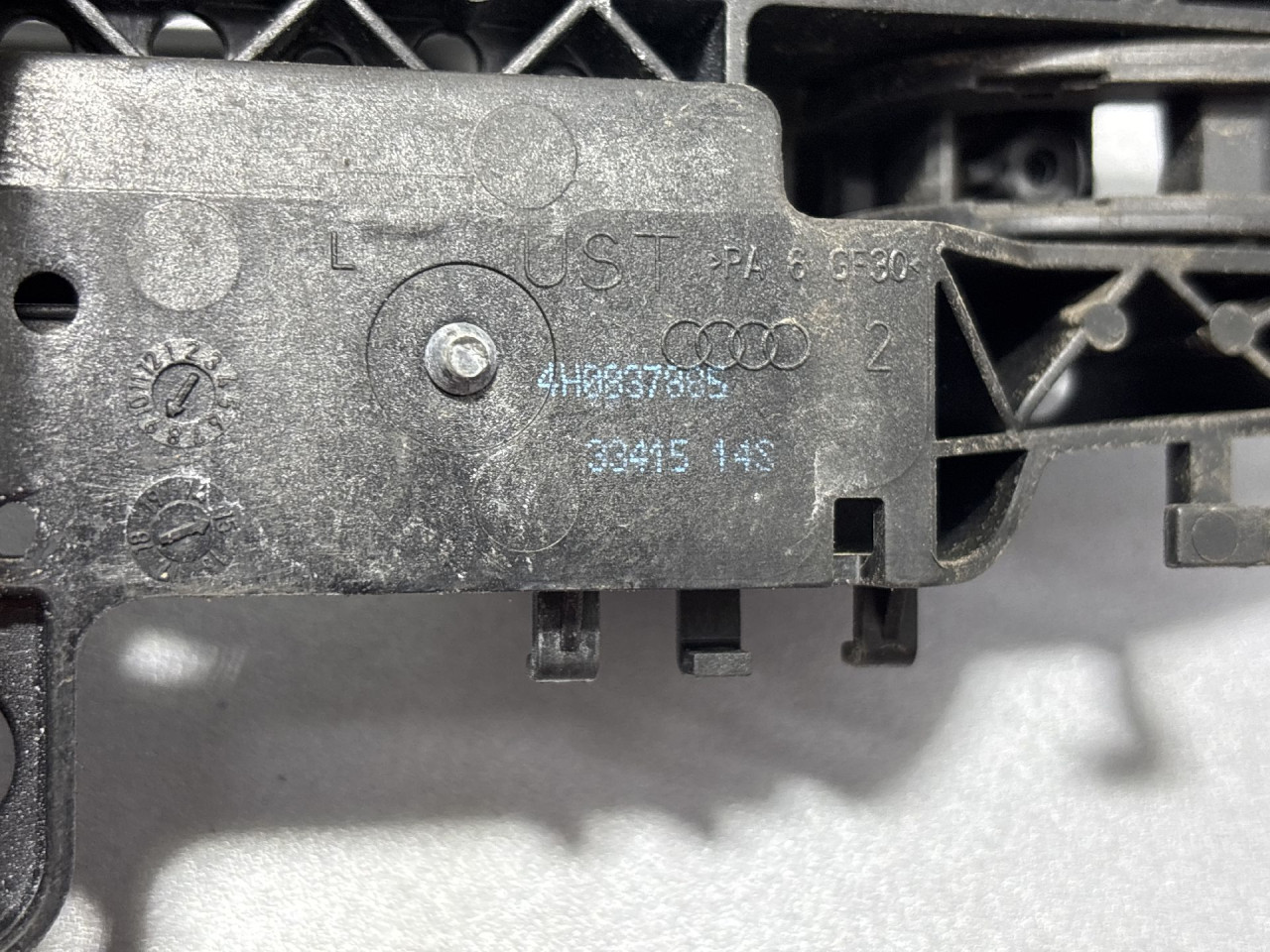 DIJELOVI RUCKA VRATA AUDI Q5 > 08-11 4H0837885