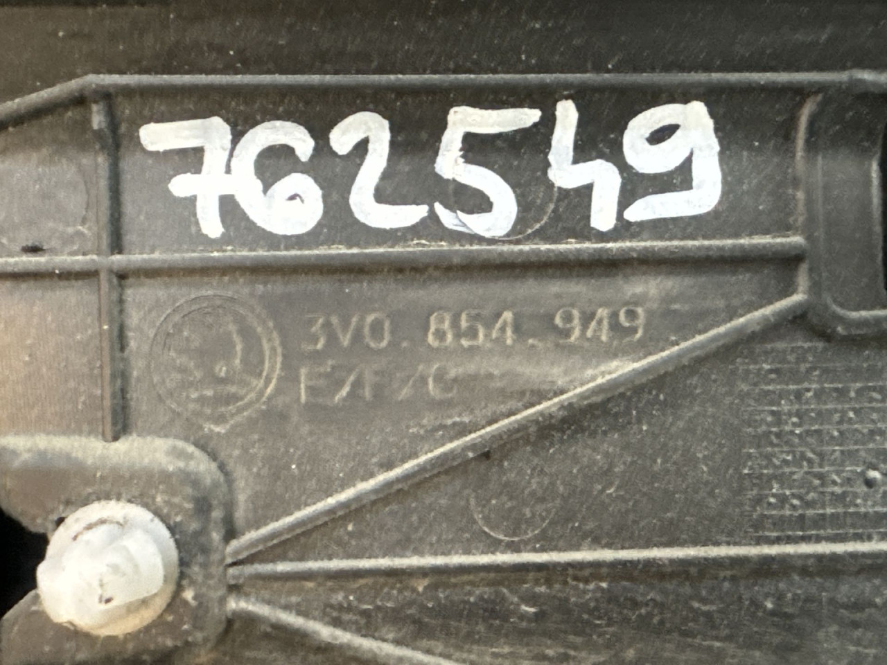 DIJELOVI LAJSNA SKODA SUPERB > 15-19 3V0854949