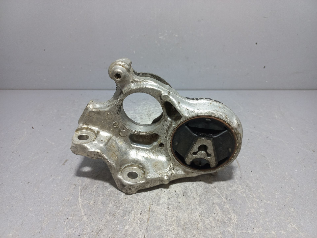 DIJELOVI NOSAC MOTORA PEUGEOT 3008 > 09-13 810907