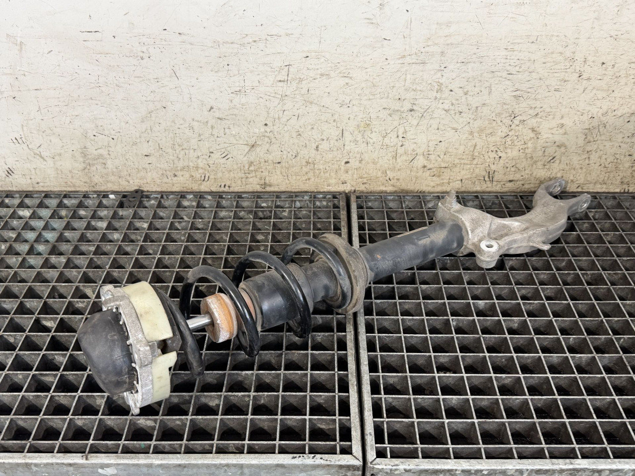 DIJELOVI AMORTIZER AUDI A4 (B9) > 15-18 2.0 8W0413031BA