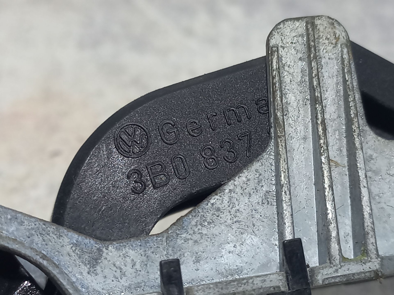 DIJELOVI RUCKA VRATA SKODA OCTAVIA > 04-08 3B0837