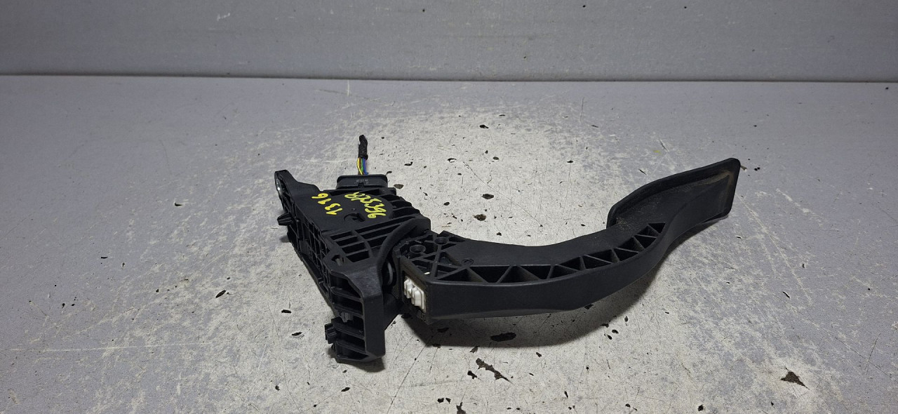 DIJELOVI PAPUCICA GASA AUDI A4 (B9) > 15-18 2.0 8W1723523