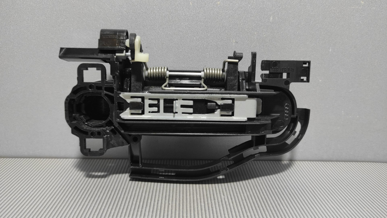 DIJELOVI RUCKA VRATA AUDI A6 > 04-08 4F0837885