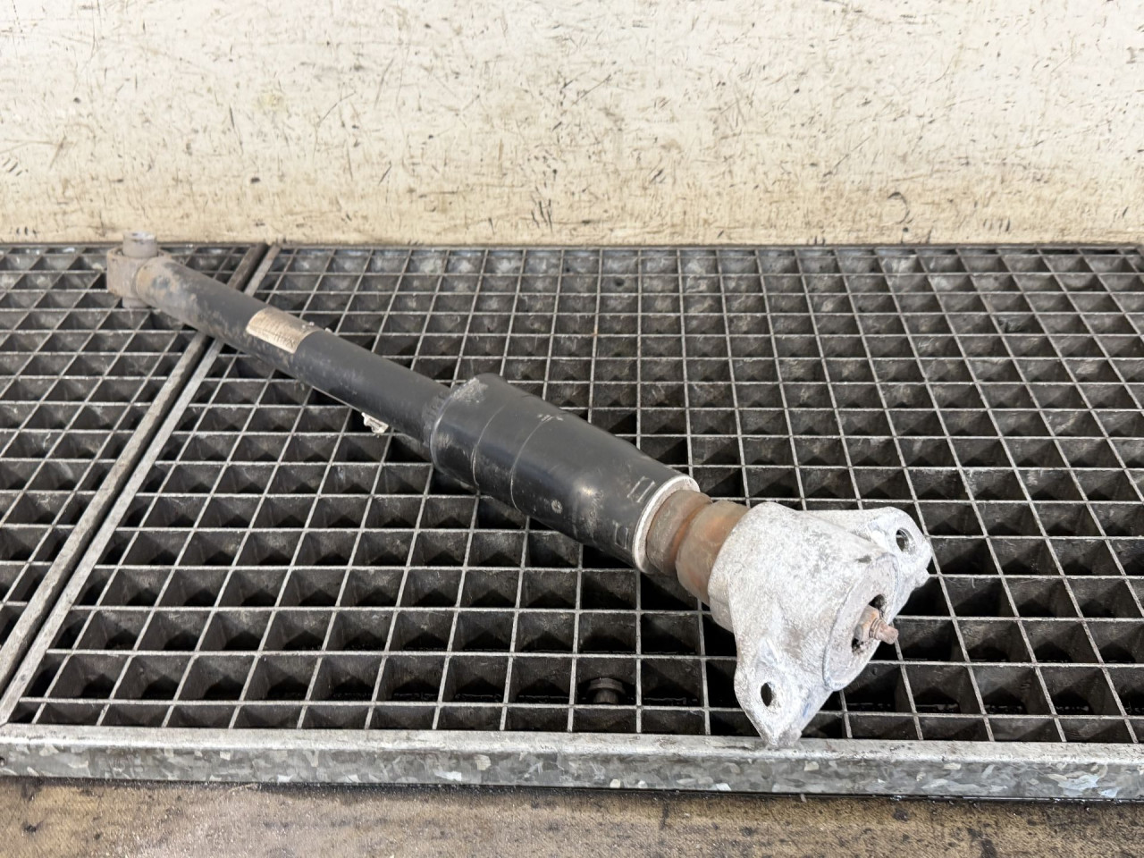 DIJELOVI AMORTIZER AUDI A4 (B9) > 15-18 2.0 8W0513035AD