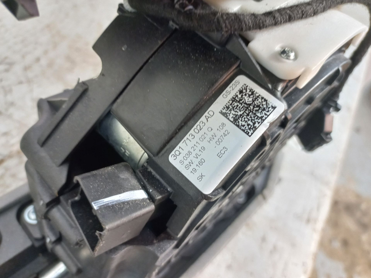 DIJELOVI SALTEBLA VW PASSAT B8 > 14- 3Q1713023AD