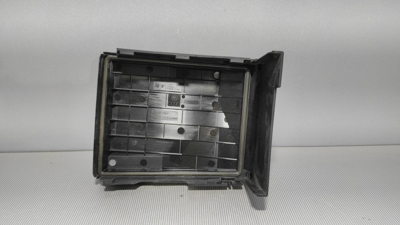 DIJELOVI PLASTIKA VW CADDY > 10-15 1K0937132F