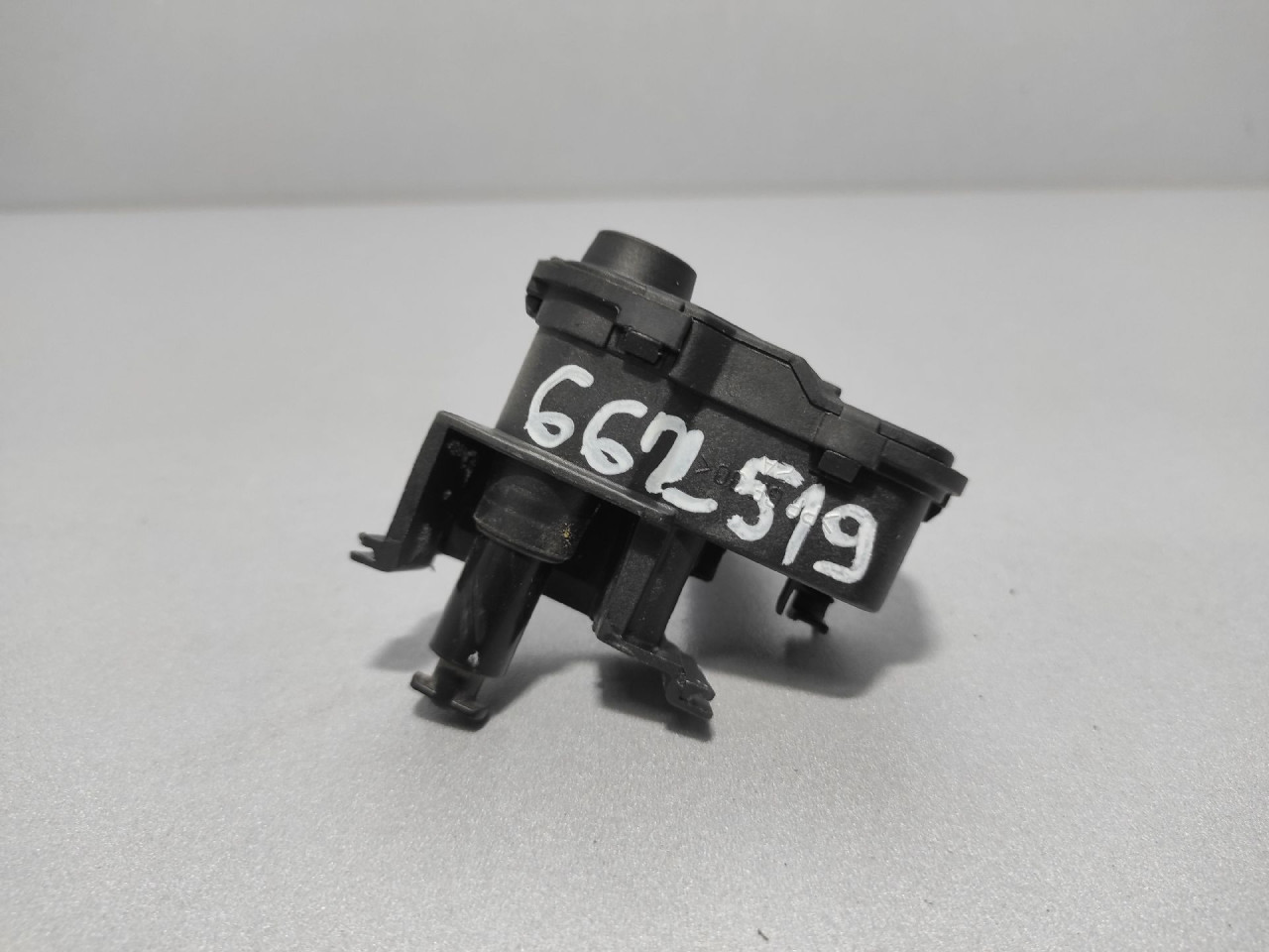 MOTORIC POKLOPCA REZERVOARA AUDI A4 (B8) > 12-15 8K0862