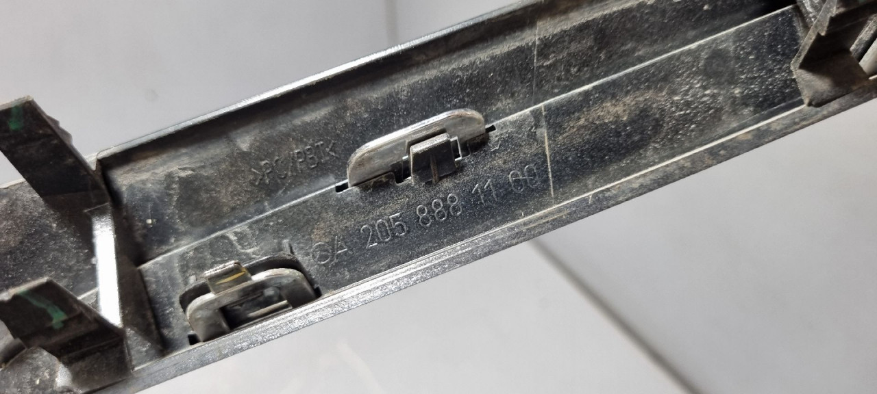 PREDNJI ZNAK MERCEDES C KLASA (W205/S205) > 18-21 A2058