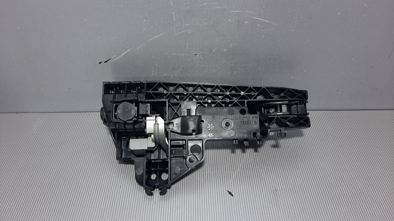 RUCKA VRATA AUDI A4 (B8) > 12-15 8T0837885B