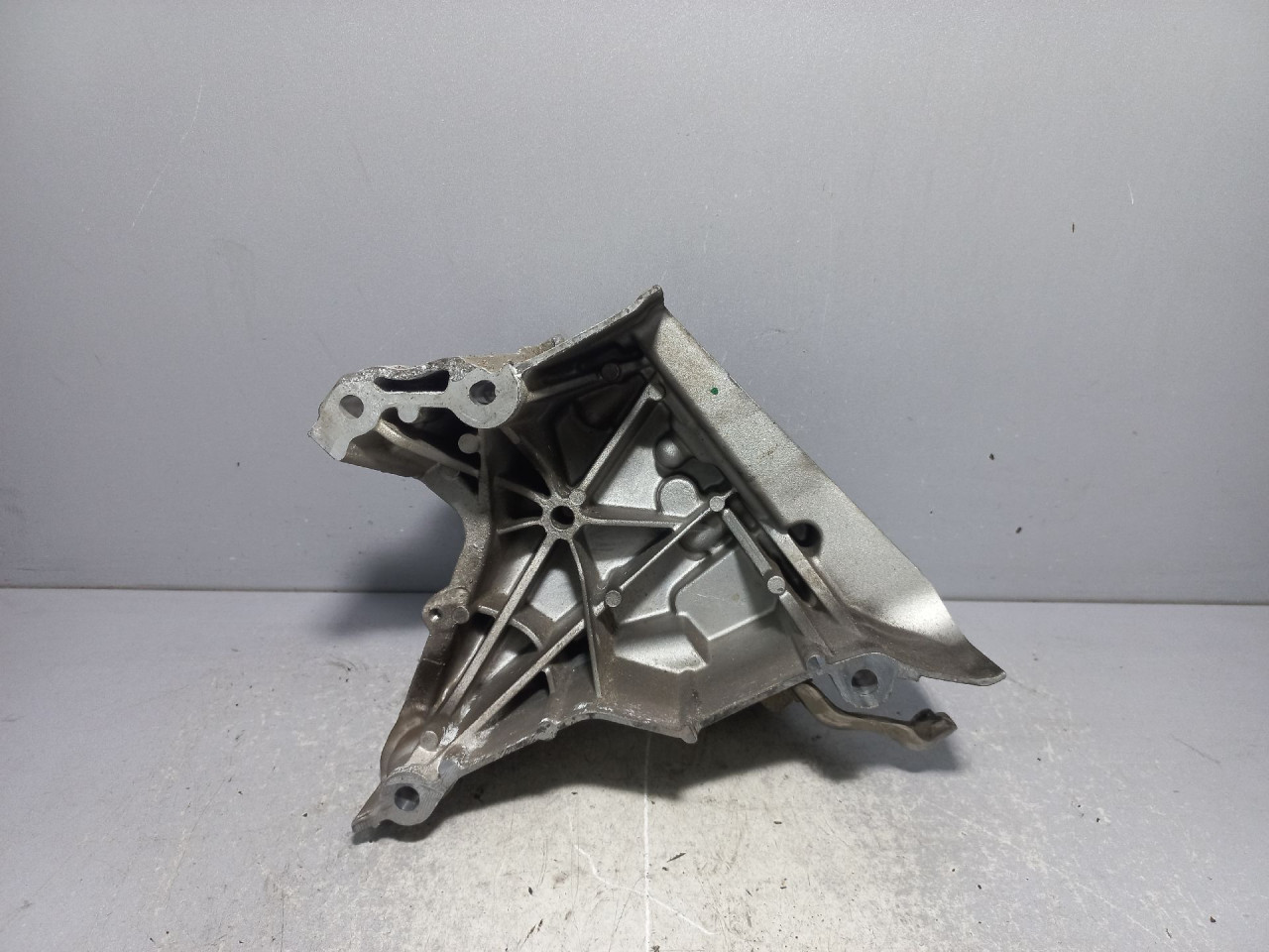 DIJELOVI NOSAC MOTORA VW GOLF 7 > 12-16 04E199275