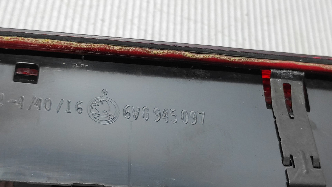 TRECE STOP SVJETLO SKODA FABIA > 14- 6V0945097